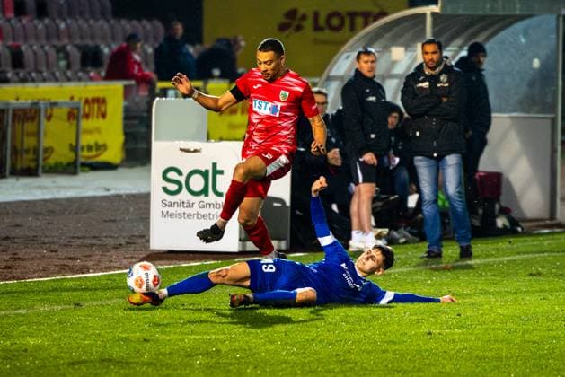 22 10 2025, xhettx, Fußball, Bitburger Verbandspokal, Wormatia Worms FK Pirmasens v l Grätsche von Nico Wiltz FK Pirmasens, 19 gegen Malik Yerima Wormatia Worms, 19 DFL DFB REGULATIONS PROHIBIT ANY USE OF PHOTOGRAPHS as IMAGE SEQUENCES and or QUASI VIDEO Worms