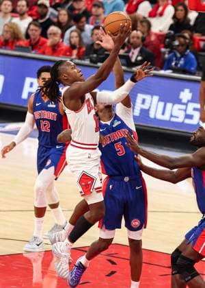 (251023) -- CHICAGO, Oct. 23, 2025 -- Chicago Bulls Ayo Dosunmu (L) goes to basket during the NBA, Basketball Herren, USA regular season basketball game between Detroit Pistons and Chicago Bulls at the United Center in Chicago, the United States, on Oct. 22, 2025. (Photo by Joel Lerner Xinhua) (SP)U.S.-CHICAGO-BASKETBALL-NBA-CHICAGO BULLS VS DETROIT PISTONS XuxJing 
