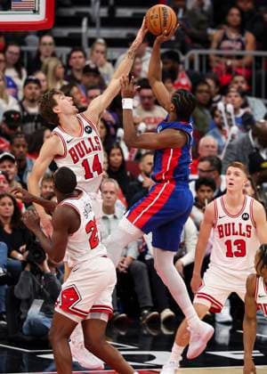 (251023) -- CHICAGO, Oct. 23, 2025 -- Chicago Bulls (back L) blocks the shot of Detroit Pistons Ausar Thompson during the NBA, Basketball Herren, USA regular season basketball game between Detroit Pistons and Chicago Bulls at the United Center in Chicago, the United States, on Oct. 22, 2025. (Photo by Joel Lerner Xinhua) (SP)U.S.-CHICAGO-BASKETBALL-NBA-CHICAGO BULLS VS DETROIT PISTONS XuxJing 