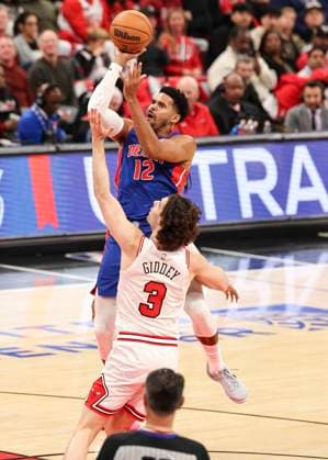 (251023) -- CHICAGO, Oct. 23, 2025 -- Detroit Pistons Tobias Harris (back) shoots the ball over Chicago Bulls Josh Giddey during the NBA, Basketball Herren, USA regular season basketball game between Detroit Pistons and Chicago Bulls at the United Center in Chicago, the United States, on Oct. 22, 2025. (Photo by Joel Lerner Xinhua) (SP)U.S.-CHICAGO-BASKETBALL-NBA-CHICAGO BULLS VS DETROIT PISTONS XuxJing 