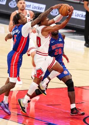 (251023) -- CHICAGO, Oct. 23, 2025 -- Chicago Bulls Tre Jones (C) is blocked by Detroit Pistons Ronald Holland II (L) during the NBA, Basketball Herren, USA regular season basketball game between Detroit Pistons and Chicago Bulls at the United Center in Chicago, the United States, on Oct. 22, 2025. (Photo by Joel Lerner Xinhua) (SP)U.S.-CHICAGO-BASKETBALL-NBA-CHICAGO BULLS VS DETROIT PISTONS XuxJing 