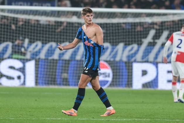 Atalanta BC v SK Slavia Praha - UEFA Champions League 2025 26 League Phase MD3 Charles De Ketelaere (Atalanta BC) has a ripped jersey during the UEFA Champions League football match between Atalanta BC and SK Slavia Praha in Bergamo, Italy, on October 22, 2025, at Stadio New Balance Arena. Bergamo Italy  Copyright: xEmanuelexComincinix originalFilename:comincini-atalanta251022_np5w6.jpg