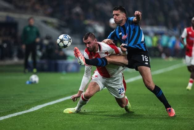Atalanta BC v SK Slavia Praha - UEFA Champions League 2025 26 League Phase MD3 Tomas Chory (SK Slavia Praha) contrasts with Berat Djimsiti (Atalanta BC) during the UEFA Champions League football match between Atalanta BC and SK Slavia Praha in Bergamo, Italy, on October 22, 2025, at Stadio New Balance Arena. Bergamo Italy  Copyright: xEmanuelexComincinix originalFilename:comincini-atalanta251022_npNqH.jpg