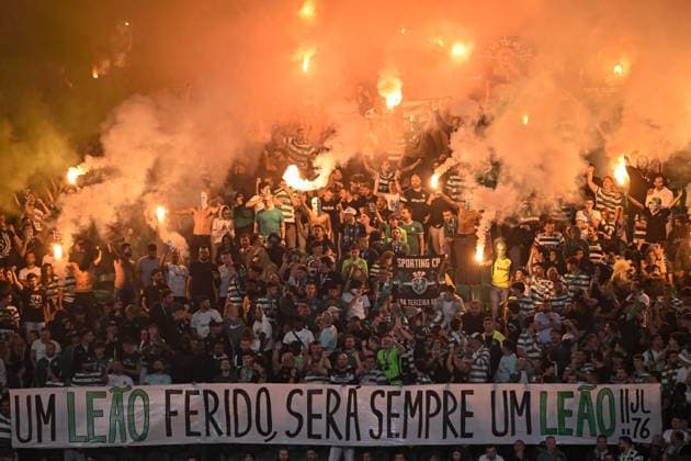 Sporting Clube de Portugal v Olympique de Marseille - UEFA Champions League 2025 26 League Phase MD3 Sporting CP supporters display fireworks during the UEFA Champions League 2025 26 match between Sporting CP and Olympique de Marseille in Porto, Portugal, on October 22, 2025, at Estadio Jose Alvalade Lisbon Lisboa Portugal  Copyright: xMiguelxLemosx originalFilename:lemos-uefacham251022_npkkh.jpg