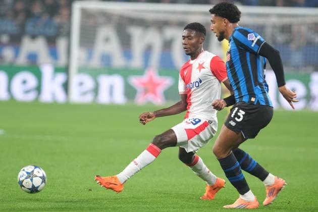 Atalanta BC v SK Slavia Praha - UEFA Champions League 2025 26 League Phase MD3 Murphy Dorley of SK Slavia Praha follows Ederson of Atalanta BC 1907 during the UEFA Champions League 2025 2026, League Phase MD3 football match between Atalanta BC and SK Slavia Praha at New Balance Arena in Bergamo, Italy, on October 22, 2025. Bergamo Italy Italy  Copyright: xRobertoxTommasinix originalFilename:tommasini-atalanta251022_npSfc.jpg