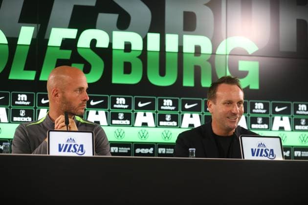 VfL PK Wolfsburg, 23 10 2025, FUßBALL VfL Wolfsburg, Press conference before the match against HSV, 1 Bundesliga, Season 2024 25 Head coach Paul Simonis VfL Wolfsburg , Sports director Sebastian Szindzielorz VfL Wolfsburg Wolfsburg