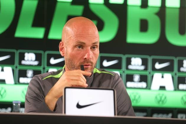 VfL PK Wolfsburg, 23 10 2025, FOOTBALL VfL Wolfsburg, Press conference before the match against HSV, 1 Bundesliga, Season 2024 25 Head coach Paul Simonis VfL Wolfsburg Wolfsburg
