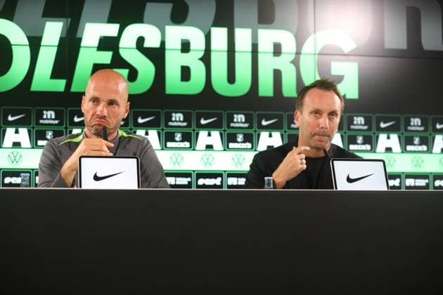 VfL PK Wolfsburg, 23 10 2025, FUßBALL VfL Wolfsburg, Press conference before the match against HSV, 1 Bundesliga, Season 2024 25 Head coach Paul Simonis VfL Wolfsburg , Sports director Sebastian Szindzielorz VfL Wolfsburg Wolfsburg
