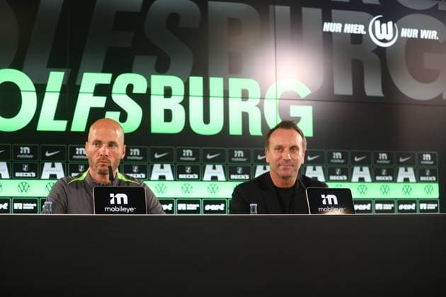 VfL PK Wolfsburg, 23 10 2025, FUßBALL VfL Wolfsburg, Press conference before the match against HSV, 1 Bundesliga, Season 2024 25 Head coach Paul Simonis VfL Wolfsburg , Sports director Sebastian Szindzielorz VfL Wolfsburg Wolfsburg