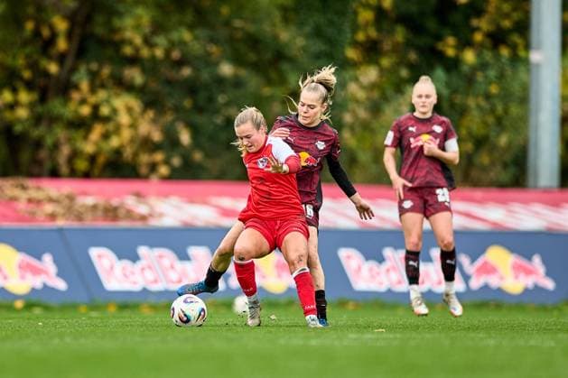 23 10 2025, GER, womens soccer, test match, 2025 2026, RB Leipzig Turbine Potsdam Zoe Werner 16, RB Leipzig, action, duel for ball Leipzig Sports School Egidius Braun Saxony Germany