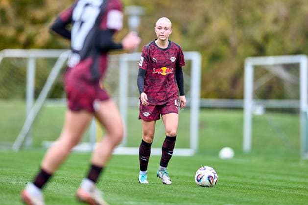 23 10 2025, GER, Womens soccer, Test match, 2025 2026, RB Leipzig Turbine Potsdam Emma Jensen 11, RB Leipzig , free plate, action , with ball Leipzig Sports School Egidius Braun Saxony Germany