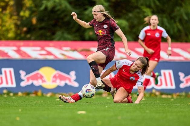 23 10 2025, GER, womens soccer, test match, 2025 2026, RB Leipzig Turbine Potsdam Kyra Spitzner 23, RB Leipzig , action, we fouled, fight for ball Leipzig Sportschule Egidius Braun Saxony Germany