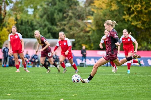 23 10 2025, GER, womens soccer, test match, 2025 2026, RB Leipzig Turbine Potsdam Marlene Müller 27, RB Leipzig , free kick, action, shot, penalty, to 1 0 Leipzig Sportschule Egidius Braun Saxony Germany