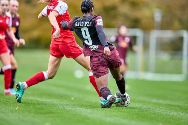 23 10 2025, GER, womens soccer, test match, 2025 2026, RB Leipzig Turbine Potsdam Persis Oteng 9, RB Leipzig , action, rear view, with ball Leipzig Sportschule Egidius Braun Saxony Germany