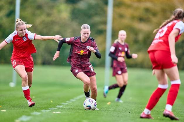 23 10 2025, GER, womens soccer, test match, 2025 2026, RB Leipzig Turbine Potsdam Marlene Müller 27, RB Leipzig , free position, action, with ball, dribbles Leipzig Sportschule Egidius Braun Saxony Germany