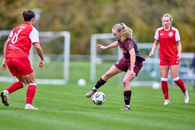 23 10 2025, GER, womens soccer, test match, 2025 2026, RB Leipzig Turbine Potsdam Lou Ann Joly 6, RB Leipzig , free kick, action, with ball Leipzig Sportschule Egidius Braun Saxony Germany