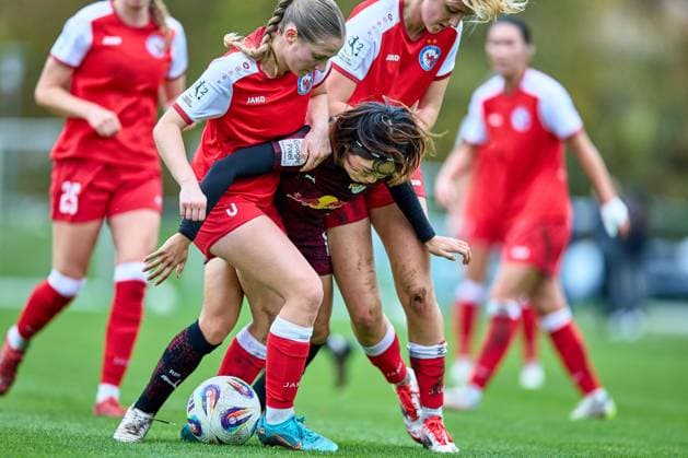 23 10 2025, GER, womens soccer, test match, 2025 2026, RB Leipzig Turbine Potsdam Mai Kadowaki 15, RB Leipzig is pincered, with ball Leipzig Sportschule Egidius Braun Saxony Germany