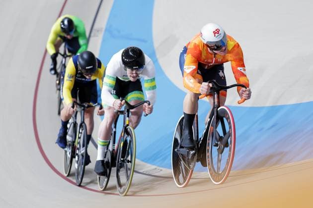 2025 Tissot UCI Track World Championships Picture by Alex Whitehead SWpix.com - 23 10 2025 - Cycling - 2025 Tissot UCI Track World Championships - Velodromo PenalolÃ n, Santiago, Chile - Men™s Keirin - First Round - Jeffrey Hoogland (Netherlands), Daniel Barber (Australia) Copyright: x xSWpix.comx(t axPhotographyxHubxLtd)xAlexxWhitehead SWpix.comx SWP-3030-10620