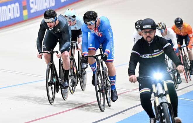 2025 Tissot UCI Track World Championships Picture by Simon Wilkinson SWpix.com - 23 10 2025 - Cycling - 2025 Tissot UCI Track World Championships - Velodromo PenalolÃ n, Santiago, Chile - Men™s Keirin - First Round - Heat Two - Sam Dakin (New Zealand), Martin Cechman (Czechia) Copyright: x xSWpix.comx(t axPhotographyxHubxLtd)xSimonxWilkinson SWpix.comx SWP-3030-10663