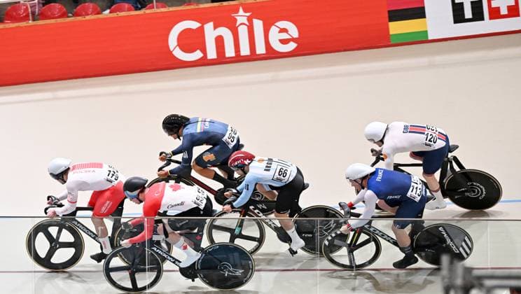 2025 Tissot UCI Track World Championships Picture by Simon Wilkinson SWpix.com - 23 10 2025 - Cycling - 2025 Tissot UCI Track World Championships - Velodromo PenalolÃ n, Santiago, Chile - Men™s Keirin - First Round - Heat Three - Mateusz Rudyk (Poland), Nick Wammes (Canada), Santiago Ramirez Morales (Colombia), Lucas Oscar Vilar (Argentina), Tom Derache (France), Harry Ledingham-Horn (Great Britain) Copyright: x xSWpix.comx(t axPhotographyxHubxLtd)xSimonxWilkinson SWpix.comx SWP-3030-10653