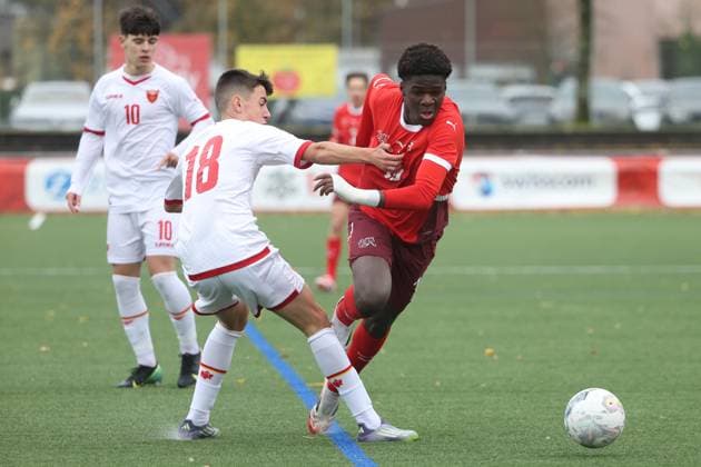 U16 Switzerland Montenegro Lazar Grbovic vs Raphael Henoc Sababoude Coulibaly U16 Switzerland Montenegro 23 10 2025 Stadion Bruehl in Muri, SWITZERLAND, Season 2025 2026 Men Soccer Test Match U16 National Team Switzerland Montenegro Lazar Grbovic li,Montenegro vs Raphael Henoc Sababoude Coulibaly Switzerland