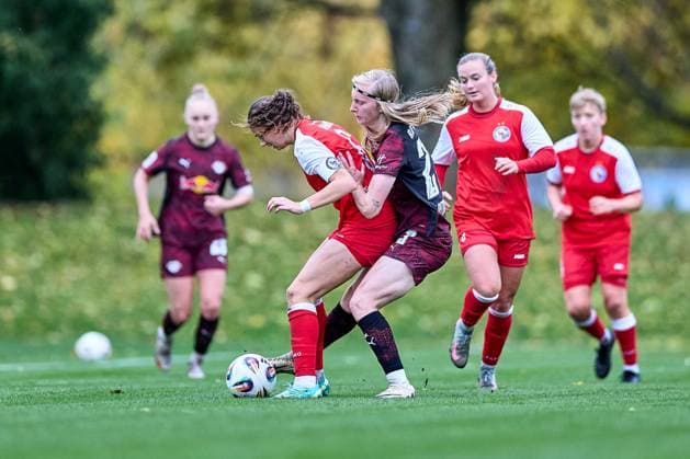 23 10 2025, GER, womens soccer, test match, 2025 2026, RB Leipzig Turbine Potsdam Mia Schmid 6, Turbine Potsdam, li , Kyra Spitzner 23, RB Leipzig , action, duel for ball Leipzig Sports School Egidius Braun Saxony Germany