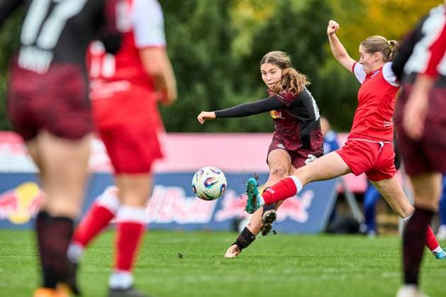 23 10 2025, GER, womens soccer, test match, 2025 2026, RB Leipzig Turbine Potsdam Leonie Eckert 24, RB Leipzig , action, shot, looks after ball Leipzig Sportschule Egidius Braun Saxony Germany