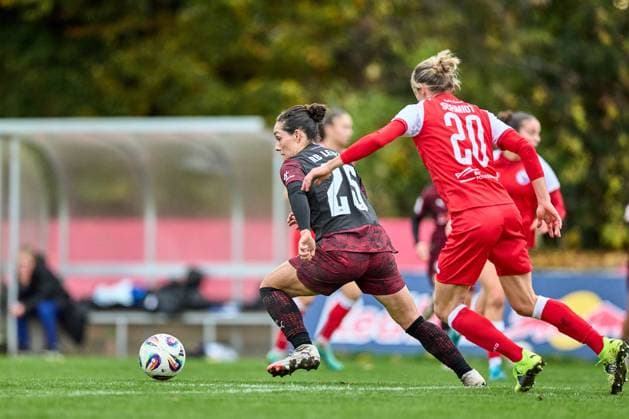 23 10 2025, GER, womens soccer, test match, 2025 2026, RB Leipzig Turbine Potsdam Ebony Madrid 25, RB Leipzig , action, duel for ball Leipzig Sports School Egidius Braun Saxony Germany