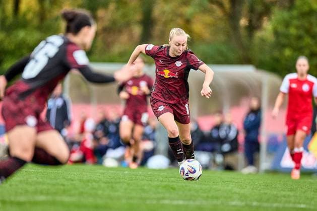 23 10 2025, GER, womens soccer, test match, 2025 2026, RB Leipzig Turbine Potsdam Lou Ann Joly 6, RB Leipzig , action, with ball, dribbles Leipzig Sportschule Egidius Braun Saxony Germany