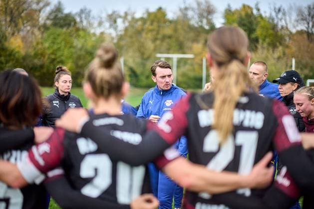 23 10 2025, GER, womens soccer, test match, 2025 2026, RB Leipzig Turbine Potsdam Jonas Stephan Head Coach, RB Leipzig , in the team circle, after the final whistle Leipzig Sports School Egidius Braun Saxony Germany