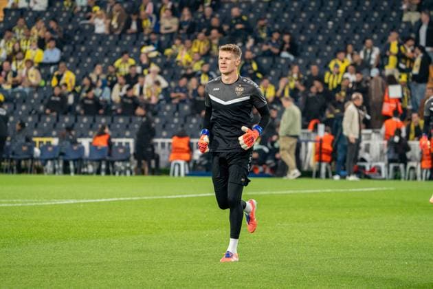 Alexander Nübel VfB Stuttgart, 33 , Warm up TUR, Fenerbahce Istanbul vs VfB Stuttgart, Football, UEFA Europa League, Matchday 3, Season 2025 2026, 23 10 2025, TUR, Fenerbahce Istanbul vs VfB Stuttgart, Football, UEFA Europa League, Matchday 3, Season 2025 2026, 23 10 2025, Istanbul Copyright: xEibner-Pressefoto EdwardxCheungx EP_ECG