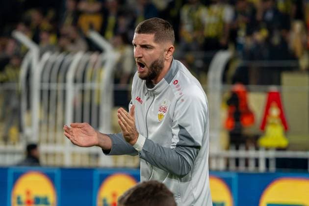 Jeff Chabot VfB Stuttgart, 24 cheers on teammates, TUR, Fenerbahce Istanbul vs VfB Stuttgart, Football, UEFA Europa League, Matchday 3, 2025 2026 season, 23 10 2025, TUR, Fenerbahce Istanbul vs VfB Stuttgart, Football, UEFA Europa League, Matchday 3, 2025 2026 season, 23 10 2025, Istanbul Copyright: xEibner-Pressefoto EdwardxCheungx EP_ECG