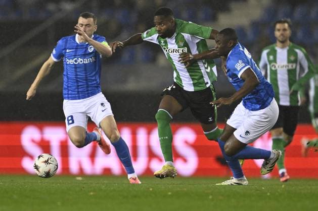 Genk s Bryan Heynen, 11? Real Betis s Cedric ?Bakambu and Genk s Mujaid Sadick fight for the ball during a soccer game between Belgian soccer team KRC Genk and Spanish club Real Betis Balompie, on Thursday 23 October 2025, in Genk, third game (out of 8) in the league phase of the UEFA Europa League competition. JOHAN EYCKENS JohanxEyckens  x137720674x