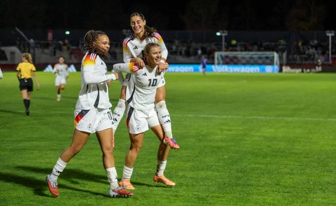 DEU, Fulda, Germany U 23 vs England U 23, International match round, DFB, Season 2526, Stadion der Stadt Fulda im Sportpark Johannisau, Group A, 1 Matchday in picture Larissa Mühlhaus Germany U23 scores the goal for 1 0, goal scored, cheering with Ilayda Acikgöz Germany U23 DFB DFL REGULATIONS PROHIBIT ANY USE OF PHOTOGRAPHS AS IMAGE SEQUENCES AND OR QUASI VIDEO, 23 10 2025 Copyright: HMBxMedia HendrikxHamelau