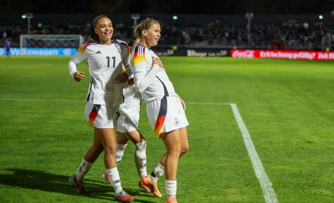 DEU, Fulda, Germany U 23 vs England U 23, International match round, DFB, Season 2526, Stadion der Stadt Fulda im Sportpark Johannisau, Group A, 1 Matchday in picture Larissa Mühlhaus Germany U23 scores the goal for 1 0, goal scored, cheering with Ilayda Acikgöz Germany U23 Lisa Baum Germany U23 DFB DFL REGULATIONS PROHIBIT ANY USE OF PHOTOGRAPHS AS IMAGE SEQUENCES AND OR QUASI VIDEO, 23 10 2025 Copyright: HMBxMedia HendrikxHamelau