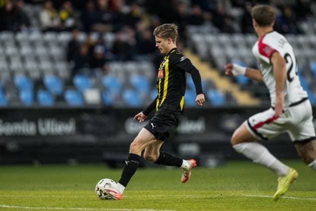 251023 Adrian Svanbäck of Häcken during the UEFA Conference League football match between Häcken and Rayo Vallecano on October 23, 2025 in Gothenburg Photo Mathias Bergeld BILDBYRAN kod MB MB1226 fotboll football soccer fotball uefa conference league conference league häcken rayo vallecano bbeng  Copyright: MATHIASxBERGELD BB251023MB022