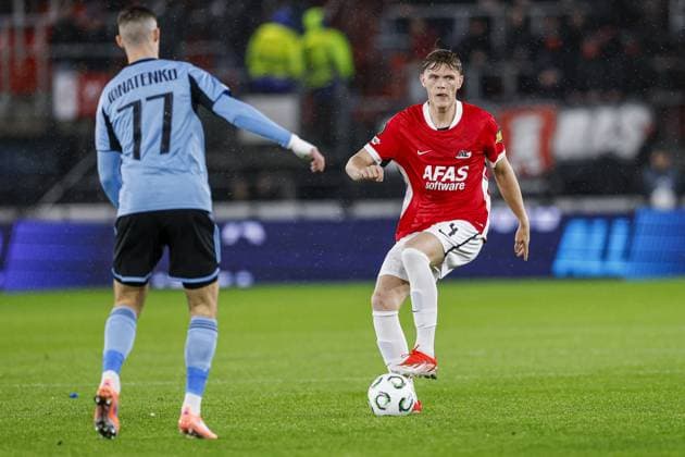 ALKMAAR , 23-10-2025 , AFAS Stadium , season 2025 2026 , UEFA Conference League football , League phase matchday 2 , match between AZ and SK Slovan Bratislava , picture shows AZ player Maxim Dekker and SK Slovan Bratislava player Danylo Ihnatenko AZ - Slovan Bratislava  x31654178x Copyright: