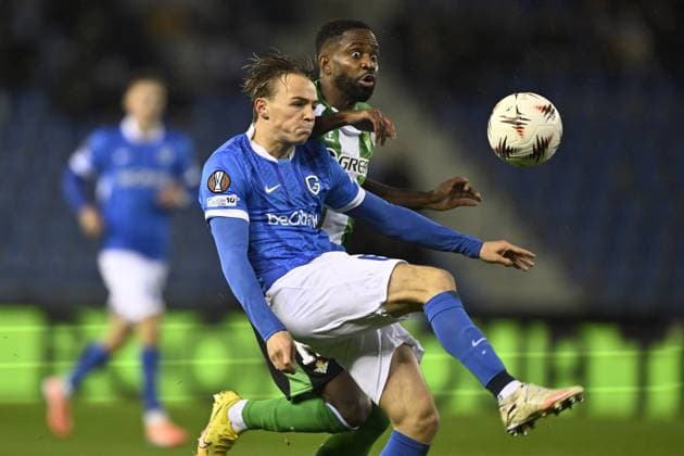 Genk s Matte Smets and 11? Real Betis s Cedric ?Bakambu fight for the ball during a soccer game between Belgian soccer team KRC Genk and Spanish club Real Betis Balompie, on Thursday 23 October 2025, in Genk, third game (out of 8) in the league phase of the UEFA Europa League competition. JOHAN EYCKENS JohanxEyckens  x137720882x