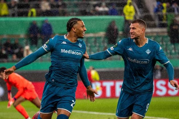 SOCCER - UEFA ECL, Rapid vs Fiorentina VIENNA,AUSTRIA,23.OCT.25 - SOCCER - UEFA Conference League, SK Rapid Wien vs ACF Fiorentina. Image shows the rejoicing of Cher Ndour and Roberto Piccoli (Fiorentina).  GEPAxpictures xPhilippxBrem