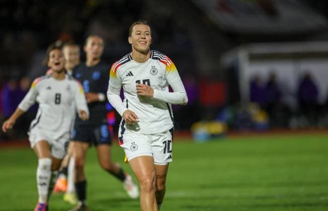DEU, Fulda, Germany U 23 vs England U 23, International match round, DFB, Season 2526, Stadion der Stadt Fulda im Sportpark Johannisau, Group A, 1 Matchday in picture Larissa Mühlhaus Germany U23 scores the goal for 1 0, goal scored, cheering with Ilayda Acikgöz Germany U23 DFB DFL REGULATIONS PROHIBIT ANY USE OF PHOTOGRAPHS AS IMAGE SEQUENCES AND OR QUASI VIDEO, 23 10 2025 Copyright: HMBxMedia HendrikxHamelau
