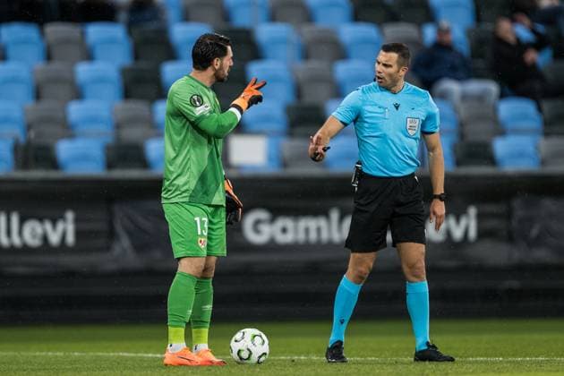 251023 Goalkeeper Augusto Batalla of Rayo Vallecano in talks with referee Antoni Bandic during the UEFA Conference League football match between Häcken and Rayo Vallecano on October 23, 2025 in Gothenburg Photo Mathias Bergeld BILDBYRAN kod MB MB1226 fotboll football soccer fotball uefa conference league conference league häcken rayo vallecano bbeng  Copyright: MATHIASxBERGELD BB251023MB026