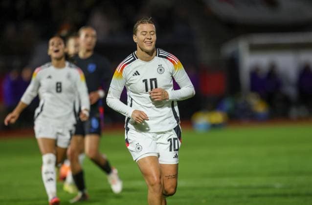 DEU, Fulda, Germany U 23 vs England U 23, International match round, DFB, Season 2526, Stadion der Stadt Fulda im Sportpark Johannisau, Group A, 1 Matchday in picture Larissa Mühlhaus Germany U23 scores the goal for 1 0, goal scored, cheering with Ilayda Acikgöz Germany U23 DFB DFL REGULATIONS PROHIBIT ANY USE OF PHOTOGRAPHS AS IMAGE SEQUENCES AND OR QUASI VIDEO, 23 10 2025 Copyright: HMBxMedia HendrikxHamelau