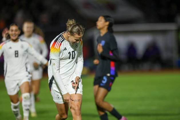 DEU, Fulda, Germany U 23 vs England U 23, International match round, DFB, Season 2526, Stadion der Stadt Fulda im Sportpark Johannisau, Group A, 1 Matchday in picture Larissa Mühlhaus Germany U23 scores the goal for 1 0, goal scored, cheering with Ilayda Acikgöz Germany U23 DFB DFL REGULATIONS PROHIBIT ANY USE OF PHOTOGRAPHS AS IMAGE SEQUENCES AND OR QUASI VIDEO, 23 10 2025 Copyright: HMBxMedia HendrikxHamelau