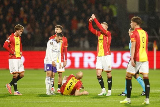 DEVENTER , 23-10-2025 , Stadium De Adelaarshorst , season 2025 2026 , UEFA Europa League League phase . match between Go Ahead Eagles and Aston Villa, Picture shows GA Eagles player Joris Kramer ask for care for GA Eagles player Gerrit Nauber Go Ahead Eagles - Aston Villa  x31654196x Copyright: