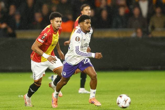DEVENTER , 23-10-2025 , Stadium De Adelaarshorst , season 2025 2026 , UEFA Europa League League phase . match between Go Ahead Eagles and Aston Villa, Picture shows Aston Villa player Ian Maatsen Go Ahead Eagles - Aston Villa  x31654197x Copyright: