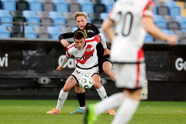 GOTHENBURG, SWEDEN 20251023 Häckens Olle Samuelsson against Rayo Vallecanos Sergio Camello during the Conference League football match between BK Häcken and Rayo Vallecano at Gamla Ullevi in Gothenburg, Sweden, October 23, 2025 GÖTEBORG SWEDEN x9200x  Copyright: xAdamxIhse TTx CONFERENCE LEAGUE: HÄCKEN-RAYO VALLECANO