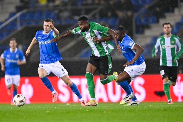 KRC Genk v Real Betis - UEFA Europa League GENK, BELGIUM - OCTOBER 23 : Heynen Bryan midfielder of KRC Genk, Bakambu Cedric forward of Real Betis and Sadick Mujaid defender of KRC Genk during the UEFA Europa League 2025 26 League Phase MD3 match between KRC Genk and Real Betis on October 23, 2025 in Genk, Belgium, 23 10 2025 Genk Belgium  Copyright: xDhax
