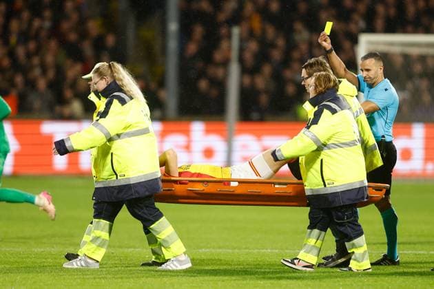 DEVENTER , 23-10-2025 , Stadium De Adelaarshorst , season 2025 2026 , UEFA Europa League League phase . match between Go Ahead Eagles and Aston Villa, Picture shows GA Eagles player Gerrit Nauber injured and referee Filip Glova (SVK) gives yellow card to GA Eagles player Gerrit Nauber Go Ahead Eagles - Aston Villa  x31654235x Copyright: