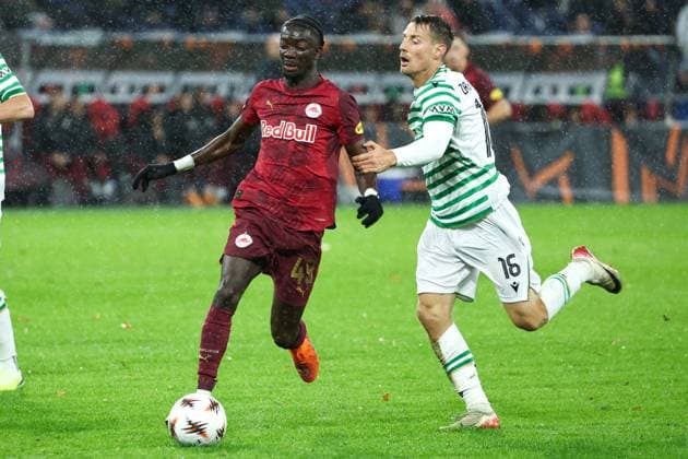 SOCCER - UEFA EL, RBS vs Ferencvaros SALZBURG,AUSTRIA,23.OCT.25 - SOCCER - UEFA Europa League, Red Bull Salzburg vs Ferencvaros Budapest. Image shows Moussa Yeo (RBS) and Kristoffer Zachariassen (Budapest).  GEPAxpictures xDavidxGeieregger