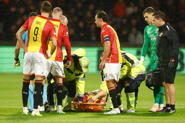 DEVENTER , 23-10-2025 , Stadium De Adelaarshorst , season 2025 2026 , UEFA Europa League League phase . match between Go Ahead Eagles and Aston Villa, Picture shows GA Eagles player Gerrit Nauber injured Go Ahead Eagles - Aston Villa  x31654236x Copyright: